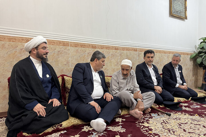 پرچم حرم کریمه اهل‌بیت(س) به منازل شهدای استان هرمزگان رفت