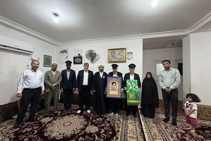 پرچم حرم کریمه اهل‌بیت(س) به منازل شهدای استان هرمزگان رفت