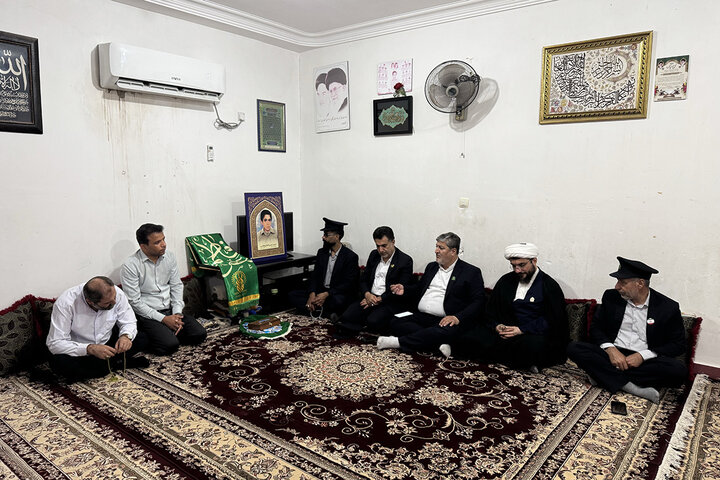 پرچم حرم کریمه اهل‌بیت(س) به منازل شهدای استان هرمزگان رفت