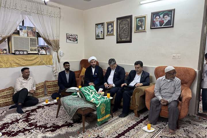 پرچم حرم کریمه اهل‌بیت(س) به منازل شهدای استان هرمزگان رفت
