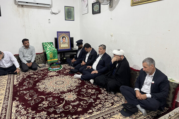 پرچم حرم کریمه اهل‌بیت(س) به منازل شهدای استان هرمزگان رفت