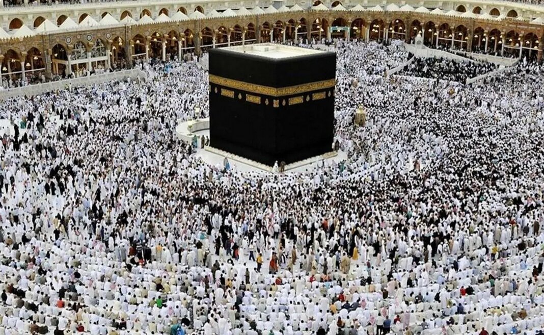 آیین طواف خانه خدا از نظر تاریخی و دینی چگونه بوده است؟