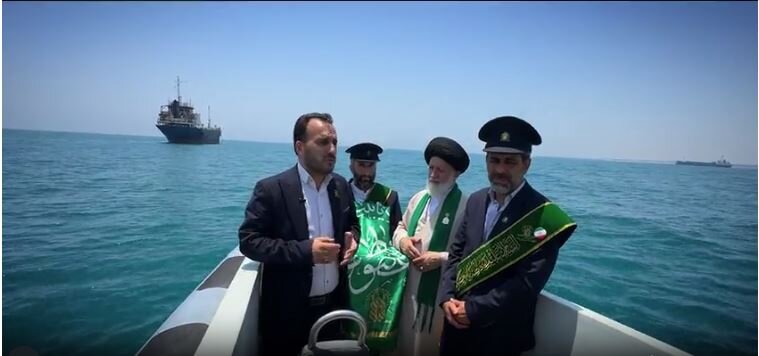 فیلم | با «نصر من الله و فتح قریب»؛ تلاوت سوره نصر برای پیروزی ایران بر فراز آب‌های خلیج فارس و تنگه هرمز