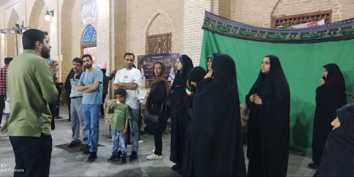 برگزاری تور بازید از بافت تاریخی و مسجد جامع یزد به همت مدرسه علمیه تخصصی امام حسین(ع)