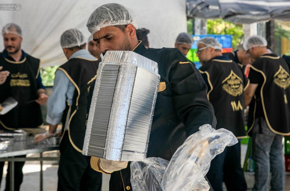 وفد العتبة العلوية المقدسة يبدأ حملته الإغاثية الكبرى بتوزيع قرابة 200 ألف وجبة طعام في طهران وأصفهان