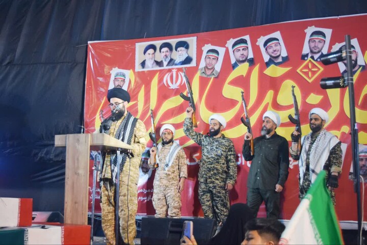 تصاویر/ بیعت طلاب مدرسه علمیه حضرت بقیه الله(عج) با سومین رهبر انقلاب اسلامی