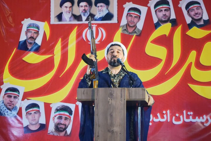 تصاویر/ بیعت طلاب مدرسه علمیه حضرت بقیه الله(عج) با سومین رهبر انقلاب اسلامی