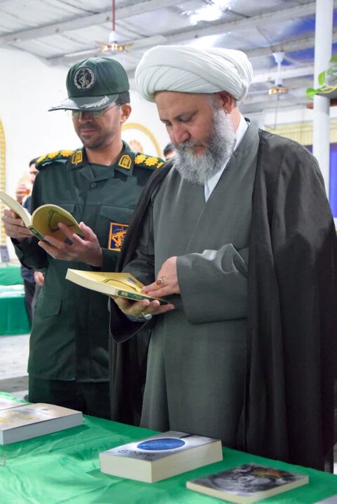 تصاویر/حضور امام جمعه آران وبیدگل در افتتاحیه نمایشگاه کتاب و آثار طراحی و نقاشی
