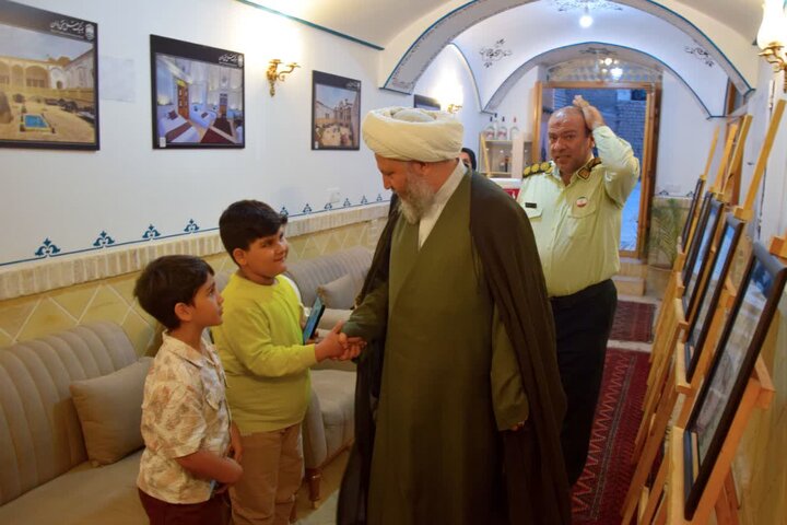 تصاویر/حضور امام جمعه آران وبیدگل در افتتاحیه نمایشگاه کتاب و آثار طراحی و نقاشی