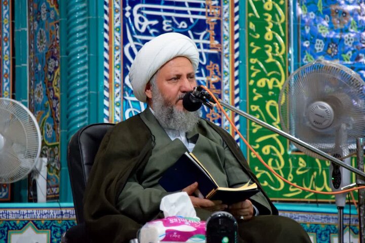 تصاویر/حضور امام جمعه آران وبیدگل در افتتاحیه نمایشگاه کتاب و آثار طراحی و نقاشی