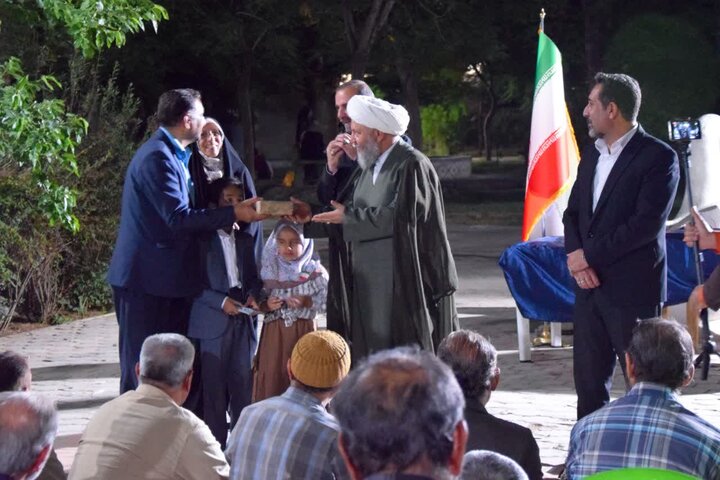 تصاویر/حضور امام جمعه آران وبیدگل در افتتاحیه نمایشگاه کتاب و آثار طراحی و نقاشی