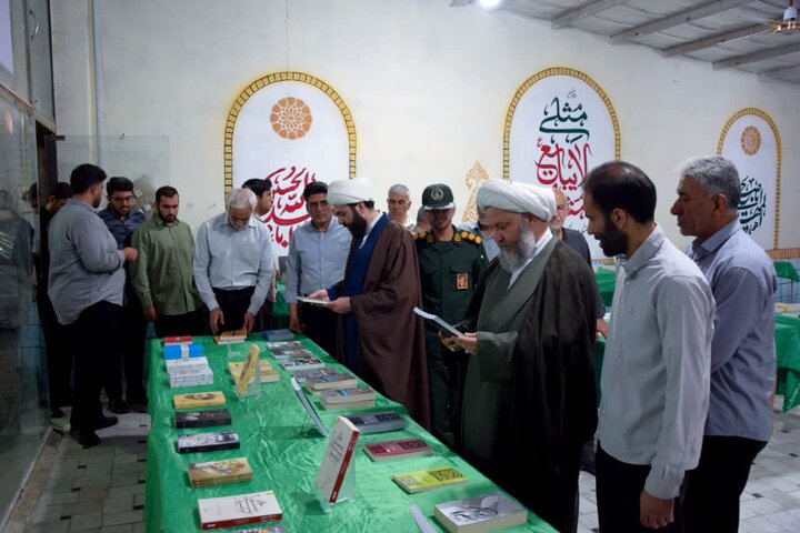 تصاویر/حضور امام جمعه آران وبیدگل در افتتاحیه نمایشگاه کتاب و آثار طراحی و نقاشی