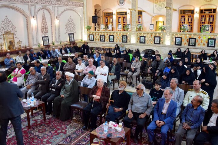 تصاویر/حضور امام جمعه آران وبیدگل در افتتاحیه نمایشگاه کتاب و آثار طراحی و نقاشی