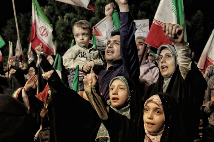 تصاویر/ هفتادو سومین شب حضور حماسی کاشانی ها در خیابان‌ها و میدان‌های شهر