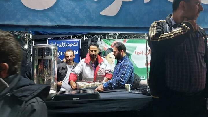 تصاویر / خدمت رسانی نیروهای هلال احمر در تجمع مردمی شهرستان تنکابن