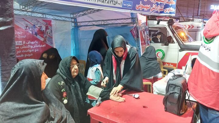 تصاویر / خدمت رسانی نیروهای هلال احمر در تجمع مردمی شهرستان تنکابن