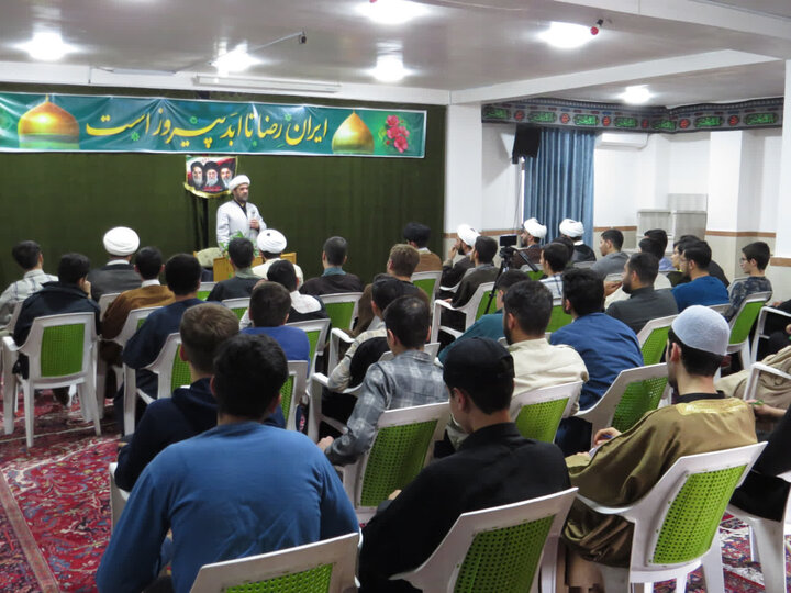 تصاویر/ نشست تبیینی در مدرسه علمیه امام خمینی (ره) خوی