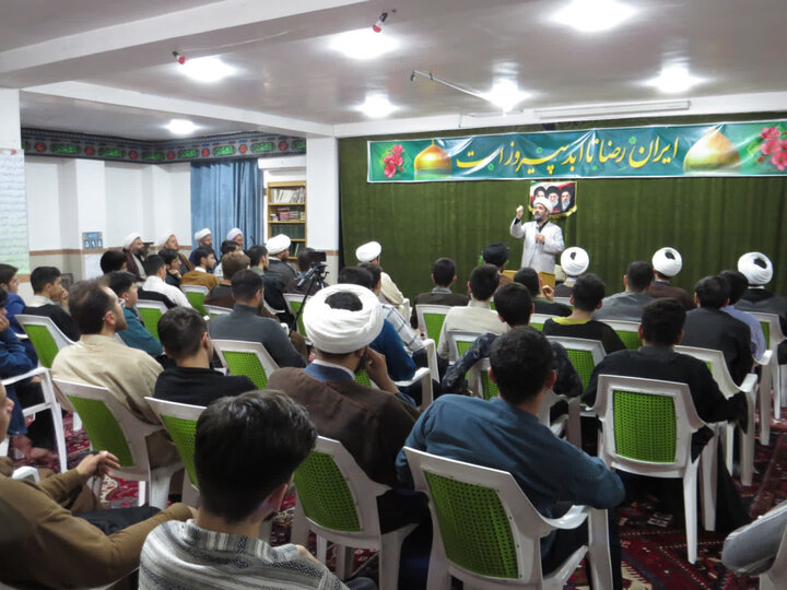 تصاویر/ نشست تبیینی در مدرسه علمیه امام خمینی (ره) خوی