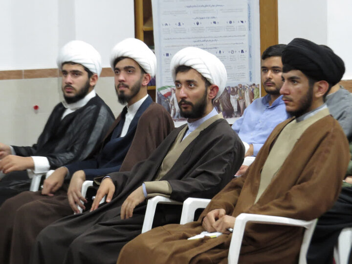 تصاویر/ نشست تبیینی در مدرسه علمیه امام خمینی (ره) خوی