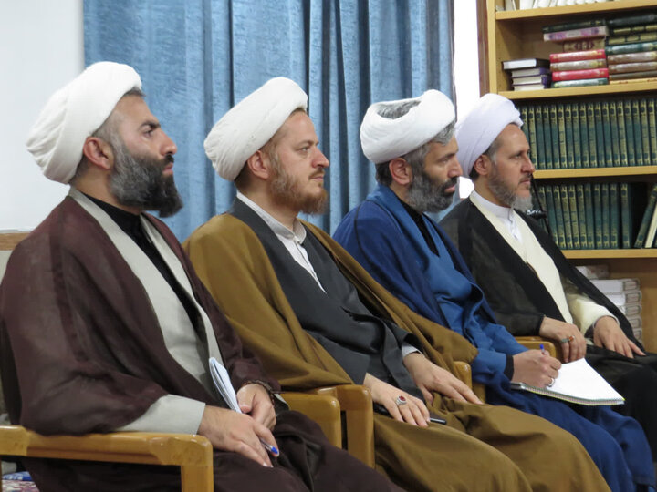 تصاویر/ نشست تبیینی در مدرسه علمیه امام خمینی (ره) خوی
