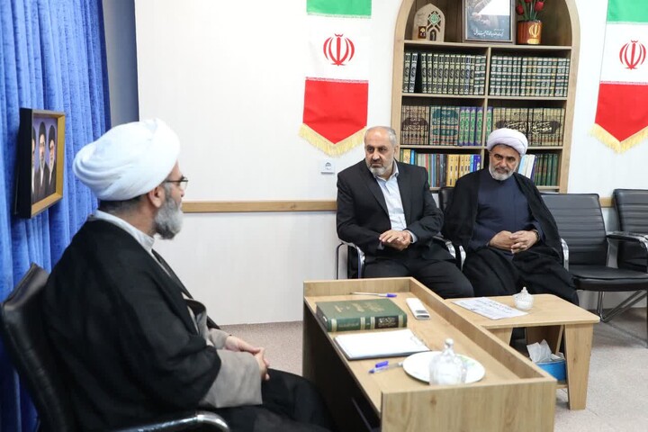 تصاویر/ نماینده ولی‌فقیه در استان در دیدار با فرمانده انتظامی استان سمنان