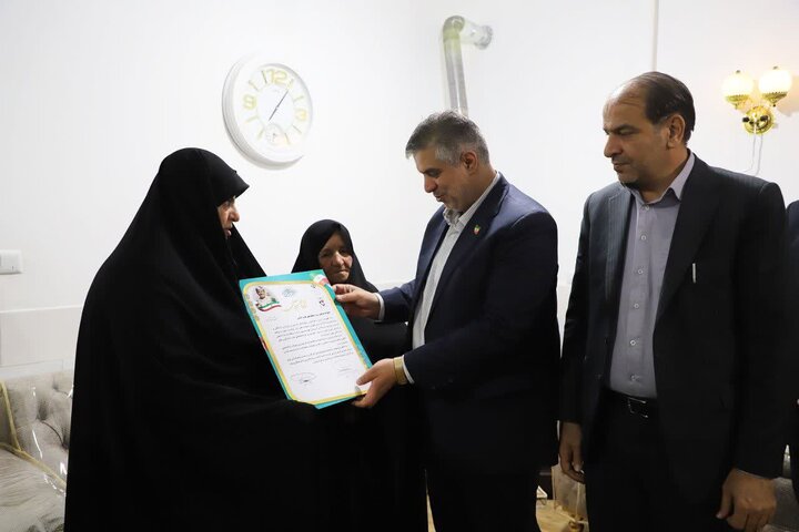 تصاویر/دیدار استاندار مرکزی با خانواده سردار شهید والامقام علی غیاث آبادی