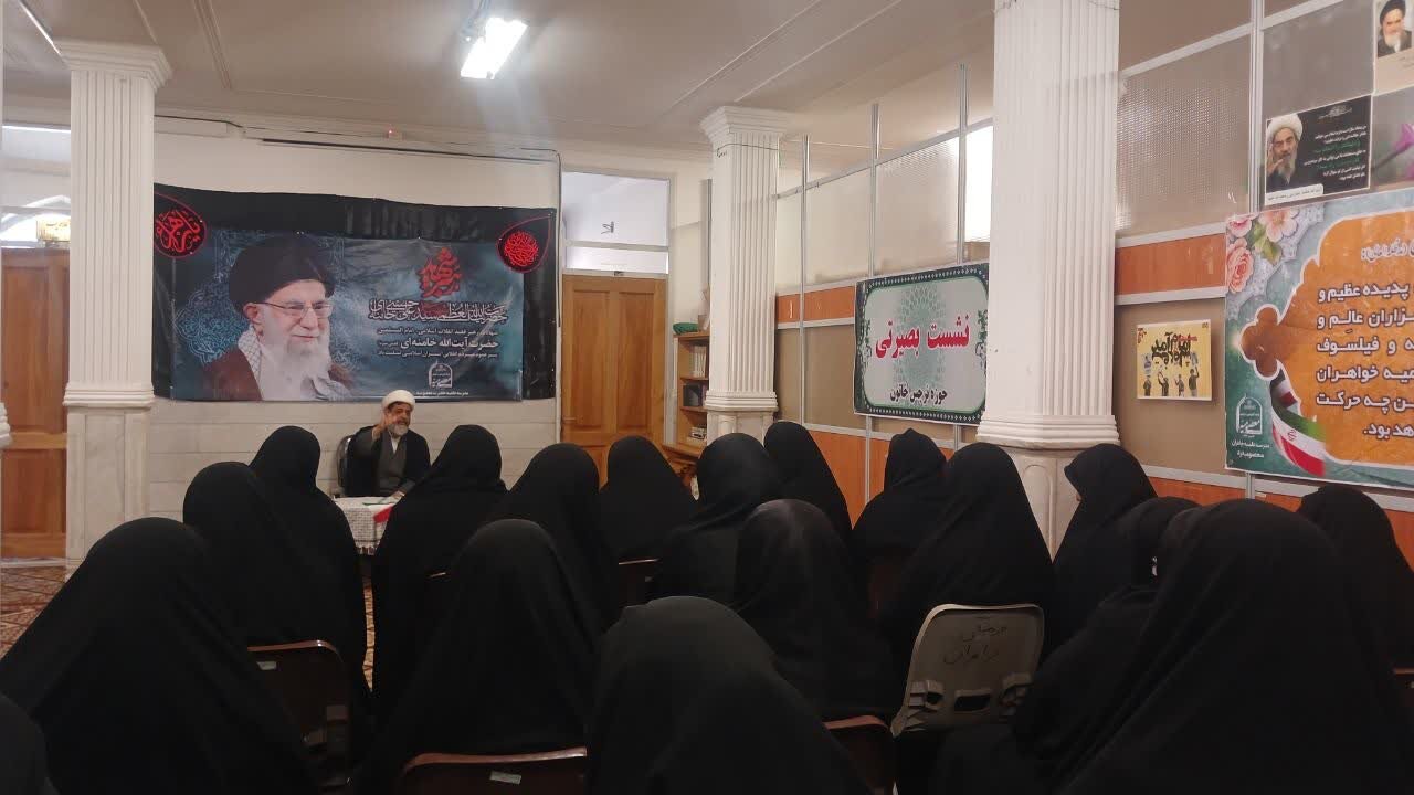 ایفای نقش مؤثر در افکار عمومی، از رسالت طلاب است