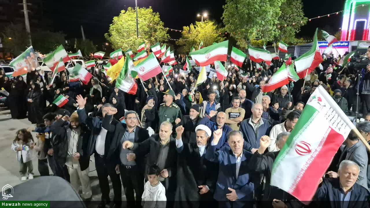 تصاویر / اجتماع بزرگ‌ مردمی شبانه در رزن