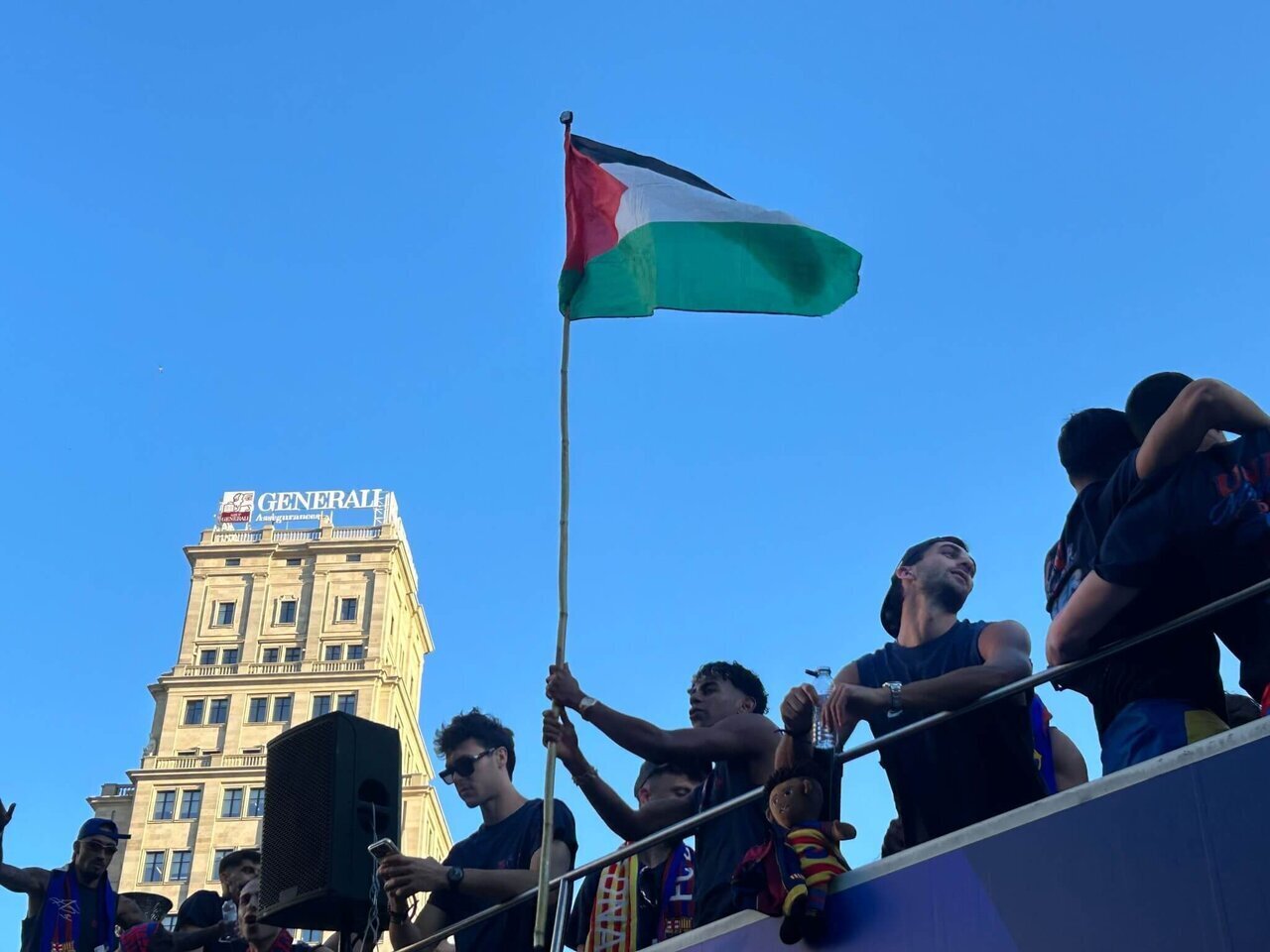 بارسلونا کے نوجوان فٹبالر نے فلسطین کا پرچم لہرا کر دنیا بھر کے فٹبال شائقین کا دل جیت لیا
