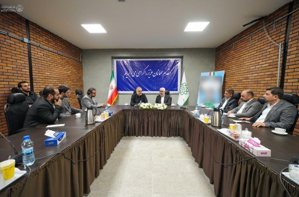 الأمين العام للعتبة العلوية المقدسة يلتقي عمدة طهران لبحث ملفات الدعم والإغاثة