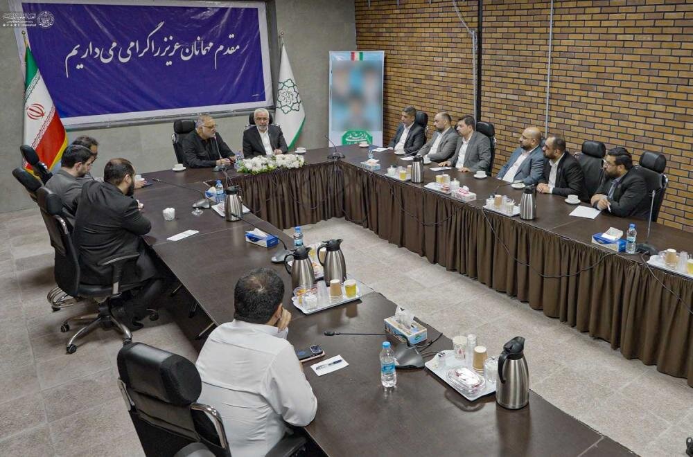 الأمين العام للعتبة العلوية المقدسة يلتقي عمدة طهران لبحث ملفات الدعم والإغاثة