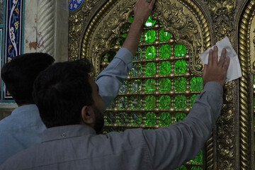 تصاویر/ غبارروبی ضریح مطهر بانوی کرامت توسط جهادگران بسیجی