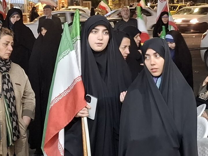 تصاویر/ هفتاد و چهارمین تجمع شبانه مردم کاشان در دفاع از وطن در میدان پانزده خرداد