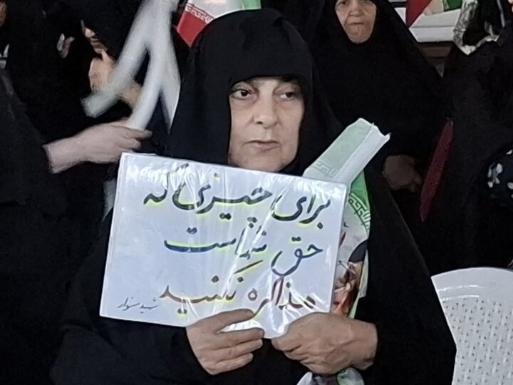 تصاویر/ هفتاد و چهارمین تجمع شبانه مردم کاشان در دفاع از وطن در میدان پانزده خرداد