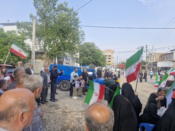 تصاویر/ اهتزاز پرچم ایران در تجمع پرشور روستای وسطی کلای آمل