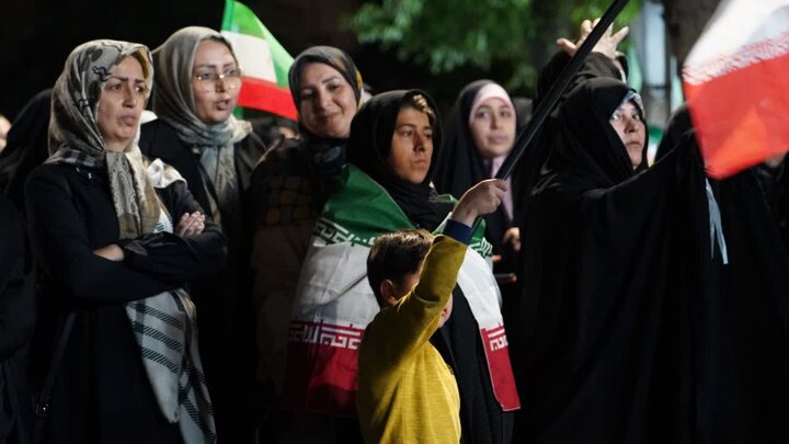 تصاویر/  دشمنان در حیرت از تداوم حماسه‌ها؛ هفتاد و چهارمین شب حضور پرشور مردم شهرستان خوی