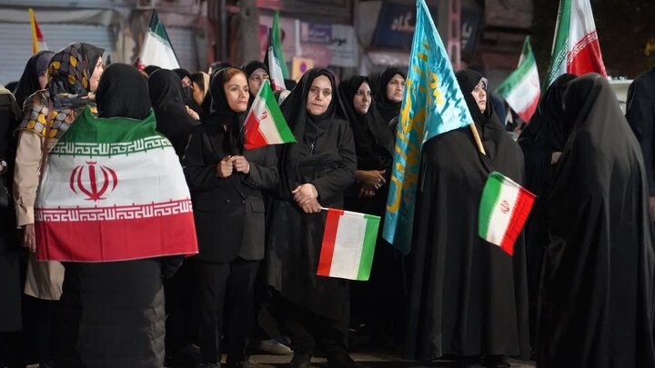 تصاویر/  دشمنان در حیرت از تداوم حماسه‌ها؛ هفتاد و چهارمین شب حضور پرشور مردم شهرستان خوی