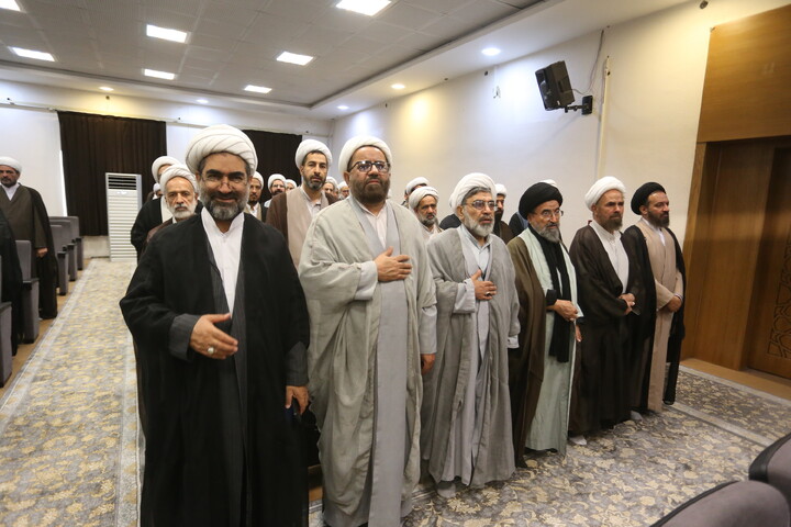تصاویر‌/‌نشست اساتید و نخبگان حوزه علمیه اصفهان با مشاور رئیس‌جمهور در امور روحانیت