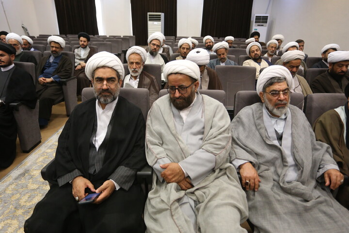 تصاویر‌/‌نشست اساتید و نخبگان حوزه علمیه اصفهان با مشاور رئیس‌جمهور در امور روحانیت