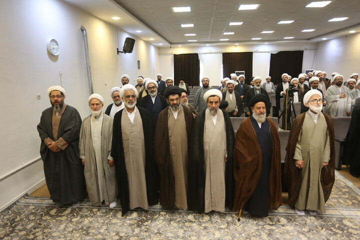 تصاویر‌/‌نشست اساتید و نخبگان حوزه علمیه اصفهان با مشاور رئیس‌جمهور در امور روحانیت