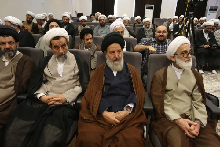 تصاویر‌/‌نشست اساتید و نخبگان حوزه علمیه اصفهان با مشاور رئیس‌جمهور در امور روحانیت