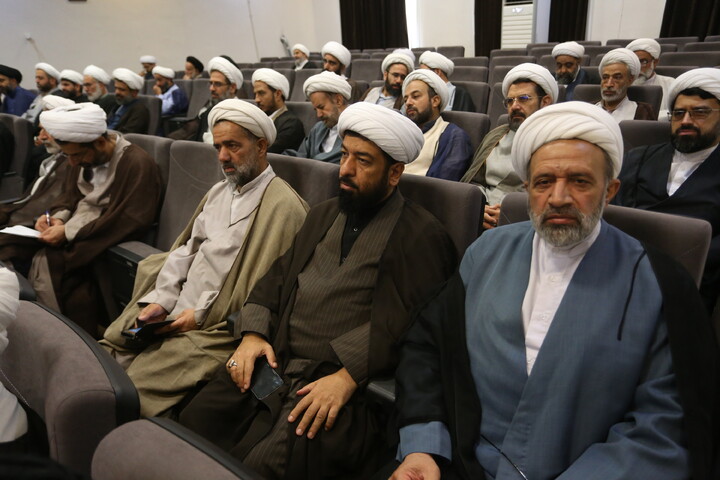 تصاویر‌/‌نشست اساتید و نخبگان حوزه علمیه اصفهان با مشاور رئیس‌جمهور در امور روحانیت
