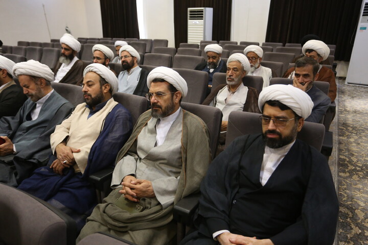 تصاویر‌/‌نشست اساتید و نخبگان حوزه علمیه اصفهان با مشاور رئیس‌جمهور در امور روحانیت