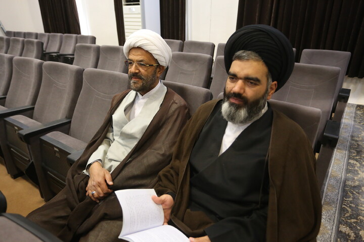 تصاویر‌/‌نشست اساتید و نخبگان حوزه علمیه اصفهان با مشاور رئیس‌جمهور در امور روحانیت