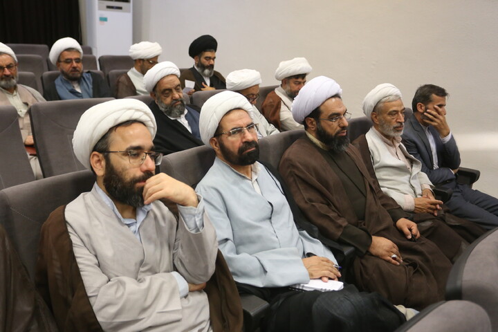 تصاویر‌/‌نشست اساتید و نخبگان حوزه علمیه اصفهان با مشاور رئیس‌جمهور در امور روحانیت