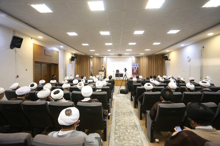 تصاویر‌/‌نشست اساتید و نخبگان حوزه علمیه اصفهان با مشاور رئیس‌جمهور در امور روحانیت
