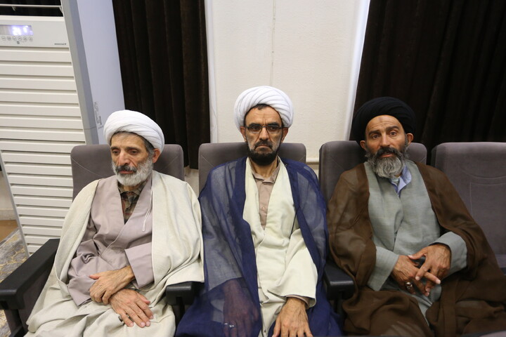 تصاویر‌/‌نشست اساتید و نخبگان حوزه علمیه اصفهان با مشاور رئیس‌جمهور در امور روحانیت