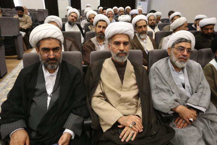تصاویر‌/‌نشست اساتید و نخبگان حوزه علمیه اصفهان با مشاور رئیس‌جمهور در امور روحانیت