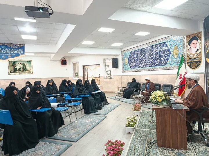 تصاویر/ جلسه اساتید مدرسه علمیه تخصصی الزهرا(س) ارومیه با مدیر حوزه‌ علمیه خواهران آذربایجان غربی