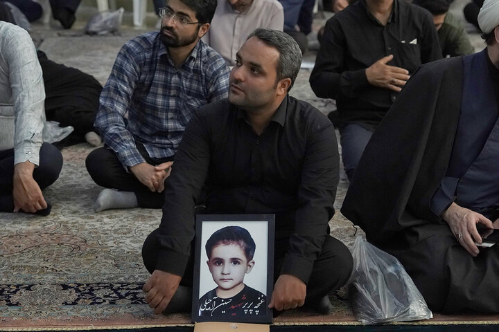 غبارروبی ضریح مطهر بانوی کرامت توسط جهادگران بسیجی